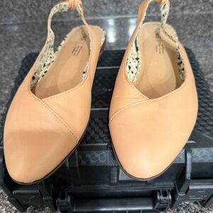 Toms Tan Loafers with Closed Toe and Elastic Strap